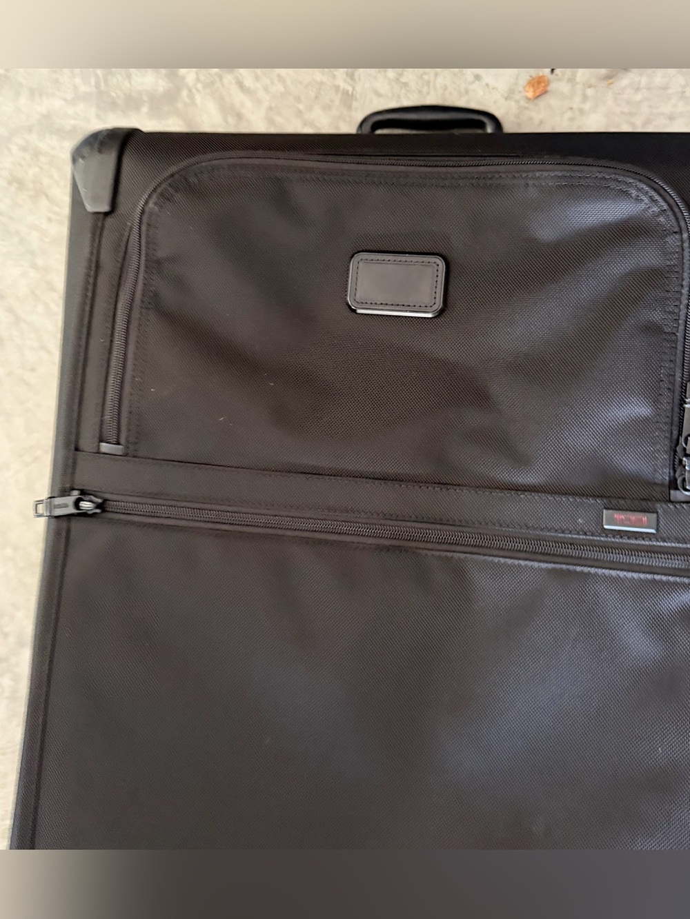 TUMI Alpha 2 22067D2 Medium Trip Expandable 4 Wheel Suitcase very good condition